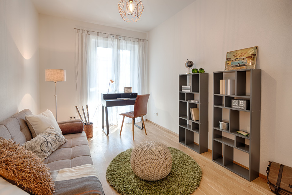 ハノーファーにある低価格の小さなコンテンポラリースタイルのおしゃれなホームオフィス・書斎 (ライブラリー、ベージュの壁、ラミネートの床、自立型机、ベージュの床) の写真