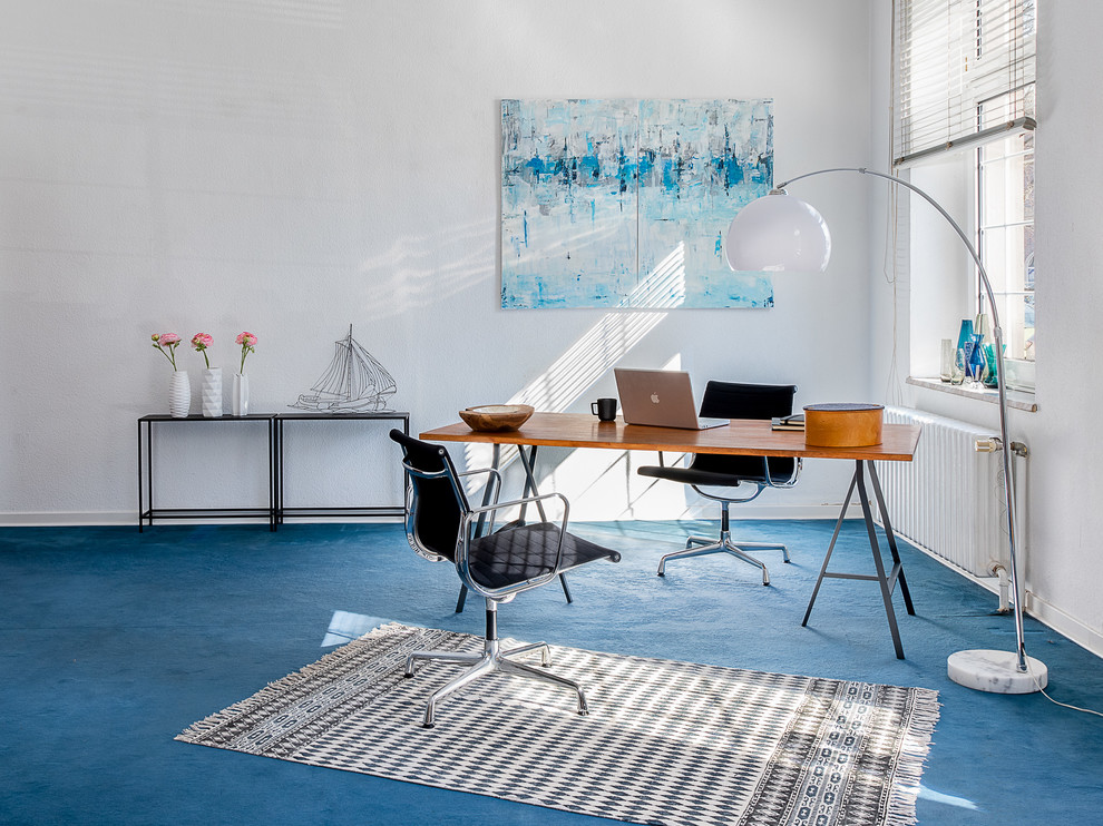 Esempio di uno studio classico con pareti bianche, moquette e pavimento blu