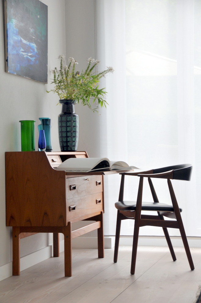 Esempio di un piccolo ufficio minimalista con pareti grigie, parquet chiaro, nessun camino e scrivania autoportante