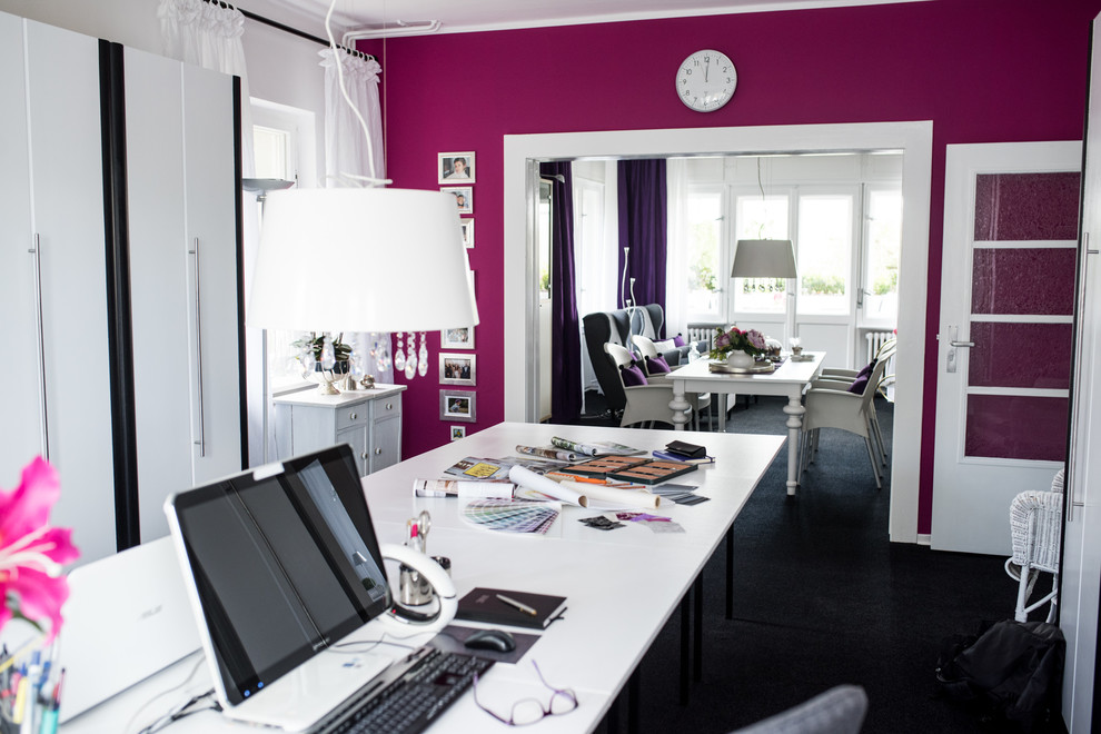 На фото: кабинет в стиле фьюжн с белыми стенами, ковровым покрытием, отдельно стоящим рабочим столом и черным полом