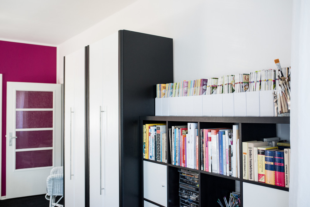 На фото: кабинет в стиле фьюжн с белыми стенами, ковровым покрытием, отдельно стоящим рабочим столом и черным полом