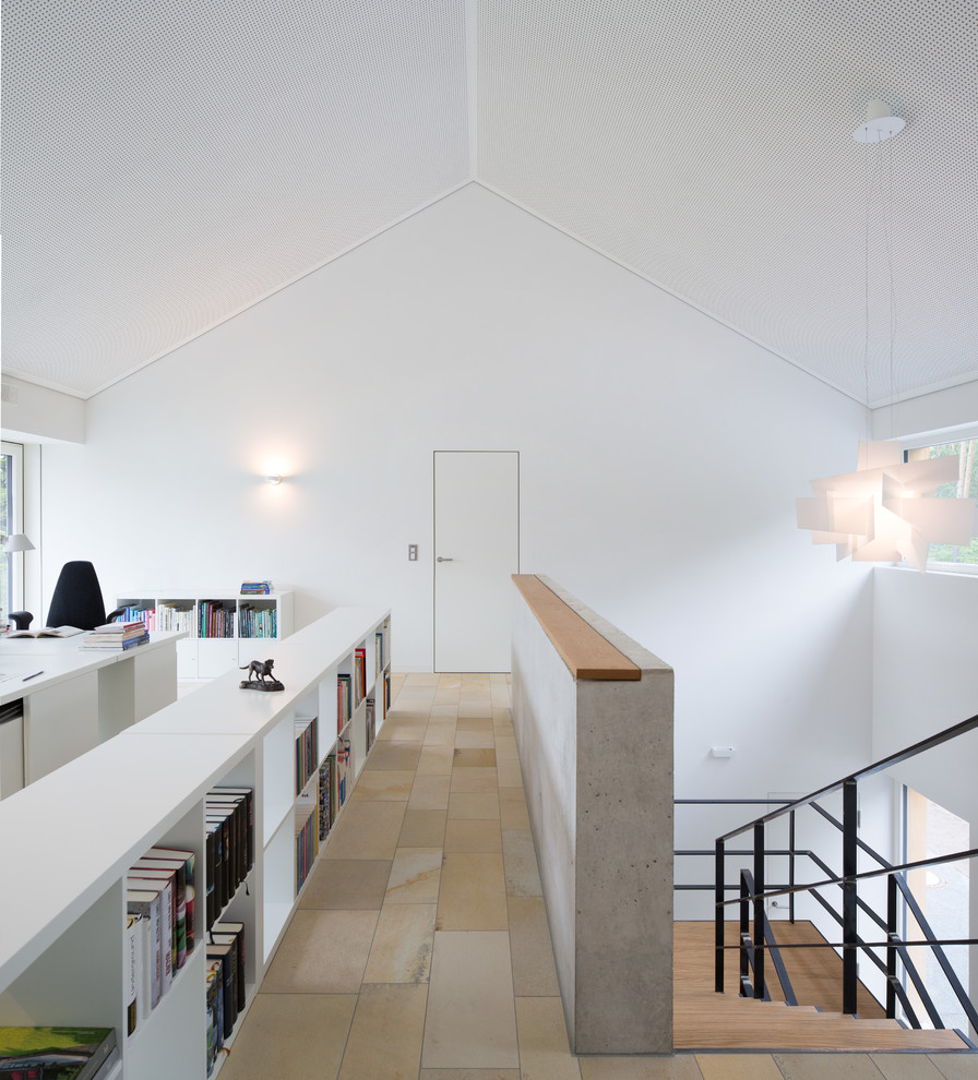Réalisation d'un très grand bureau design avec un mur blanc, un sol en travertin, un bureau indépendant, aucune cheminée et un sol beige.