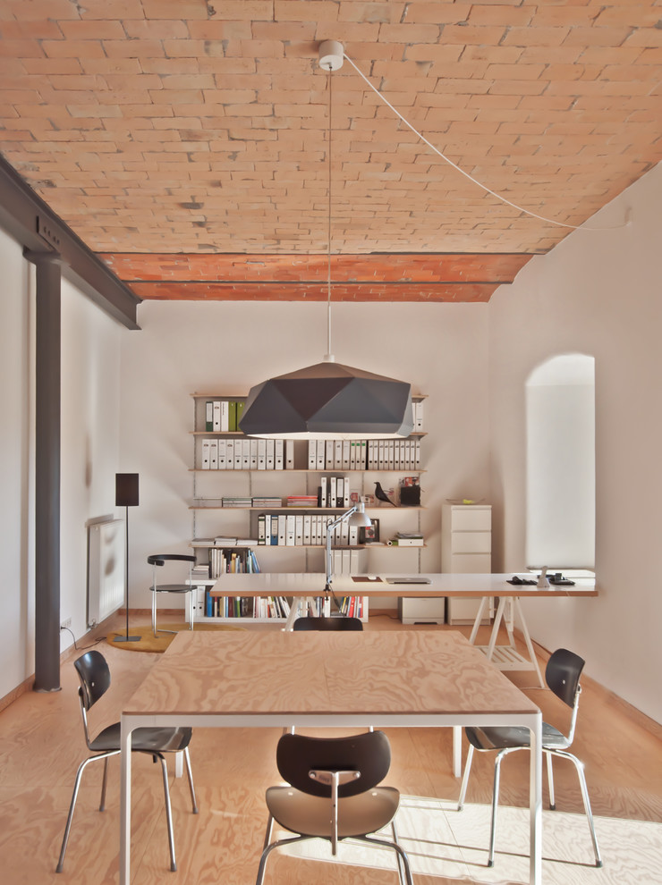 Ispirazione per un ufficio nordico di medie dimensioni con pareti bianche, pavimento in legno massello medio, scrivania autoportante e pavimento marrone