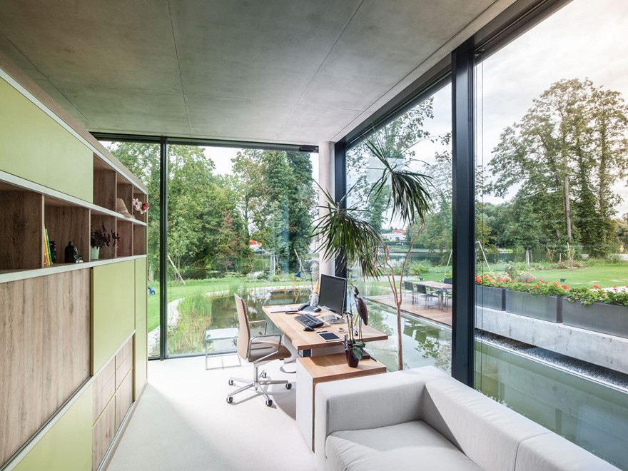 Photo of an expansive modern study in Berlin with no fireplace and a freestanding desk.