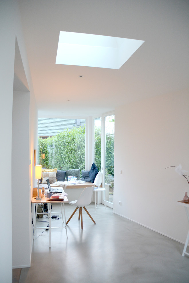 Imagen de despacho escandinavo de tamaño medio sin chimenea con paredes blancas, suelo vinílico, escritorio independiente y suelo gris