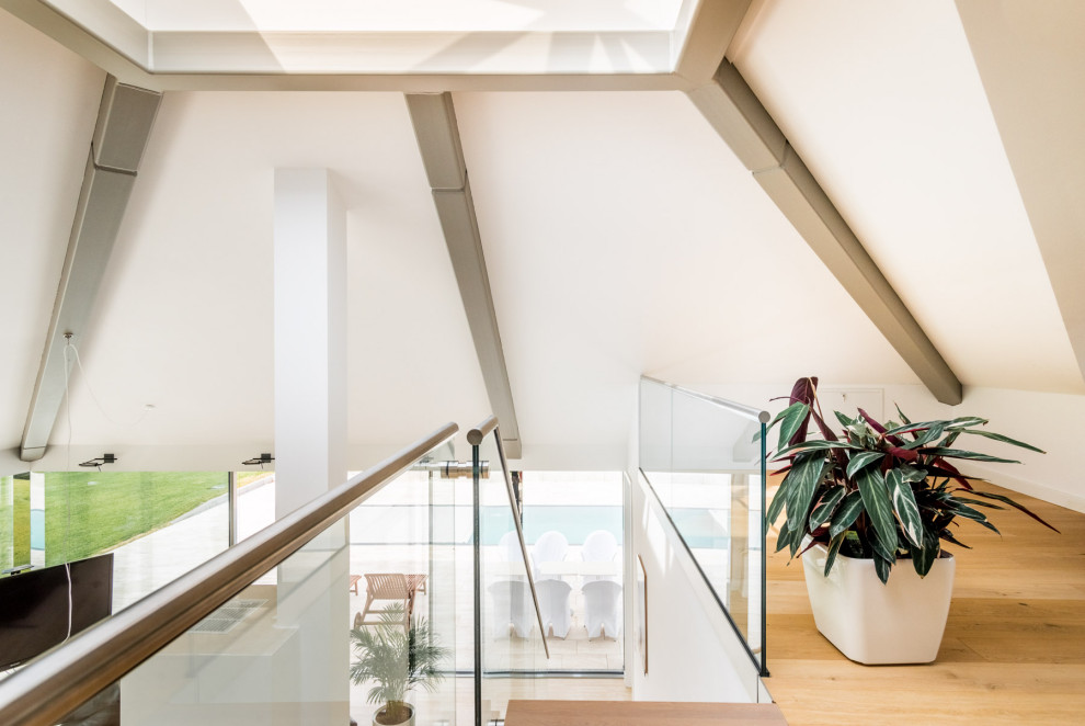 Mittelgroßes Modernes Arbeitszimmer mit braunem Holzboden und beigem Boden in Leipzig