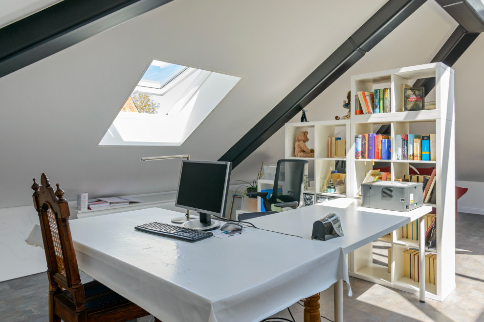Idee per un ufficio design di medie dimensioni con pareti bianche, pavimento in vinile, scrivania autoportante e pavimento grigio