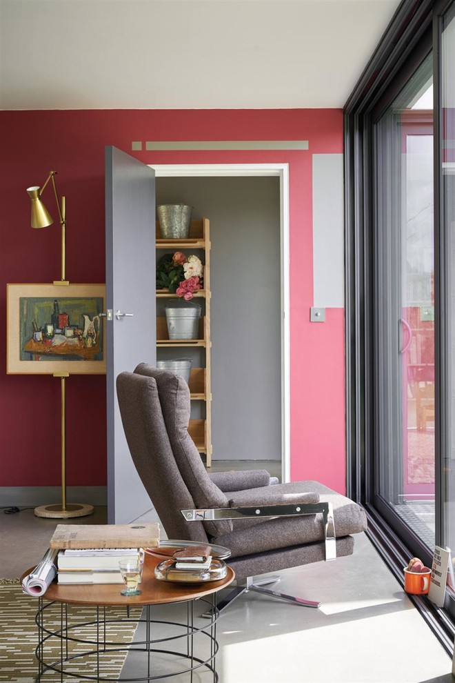 Imagen de despacho ecléctico pequeño sin chimenea con paredes rojas, suelo vinílico y suelo gris