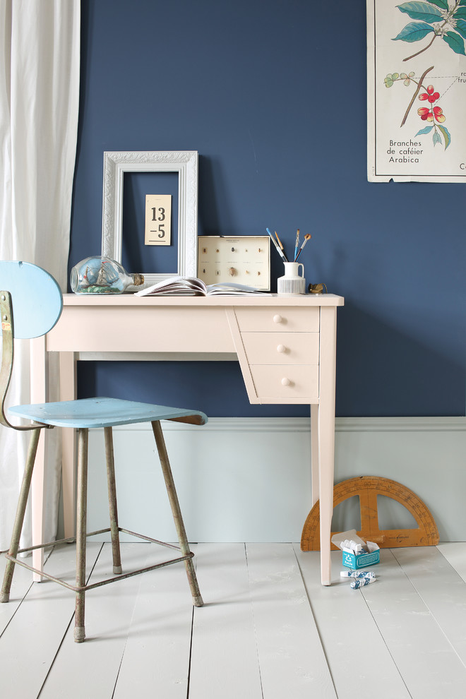 Foto di uno studio country con pareti blu e scrivania autoportante