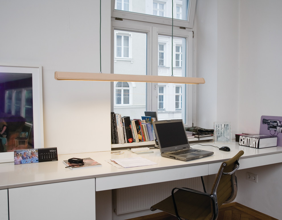This is an example of a contemporary home office in Munich.
