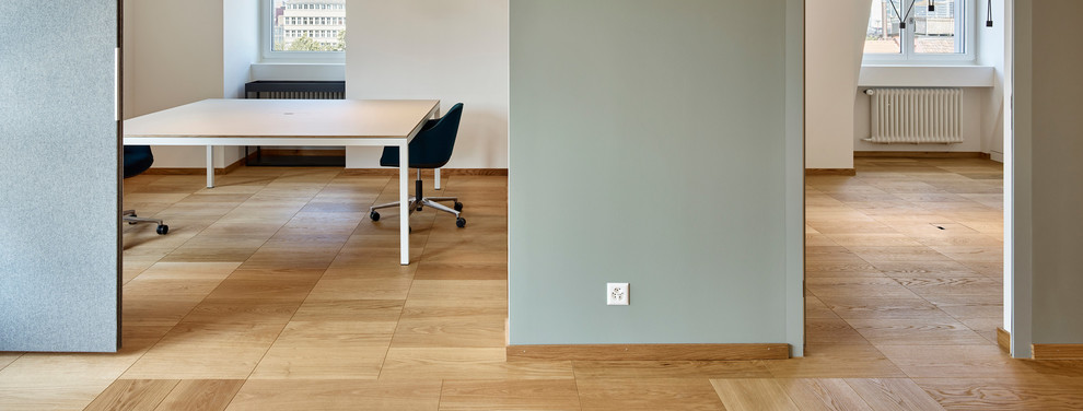 Foto di un piccolo studio tradizionale con pavimento in legno massello medio e pavimento marrone