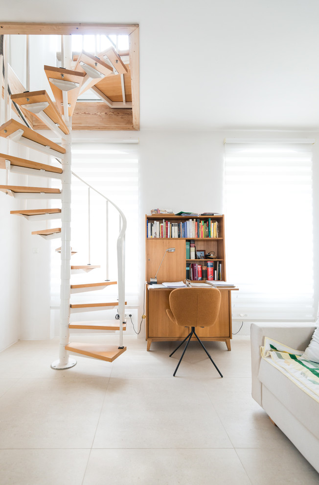 Inspiration för ett mellanstort skandinaviskt hemmabibliotek, med vita väggar, ett fristående skrivbord, klinkergolv i keramik och beiget golv