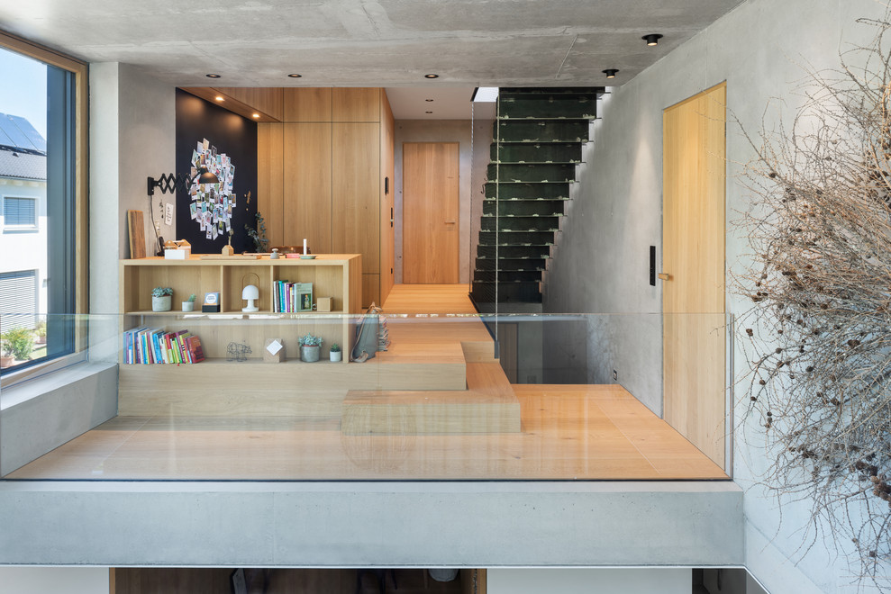 Imagen de despacho nórdico extra grande con paredes blancas, suelo de madera clara, escritorio empotrado y suelo marrón