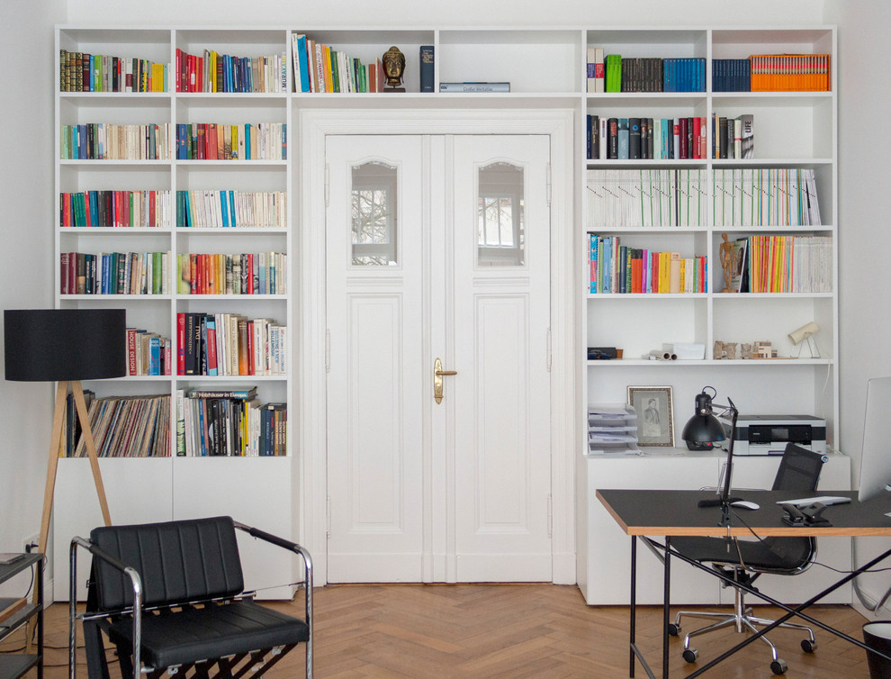 ベルリンにある高級な巨大なコンテンポラリースタイルのおしゃれな書斎 (白い壁、ベージュの床、暖炉なし、淡色無垢フローリング、自立型机) の写真