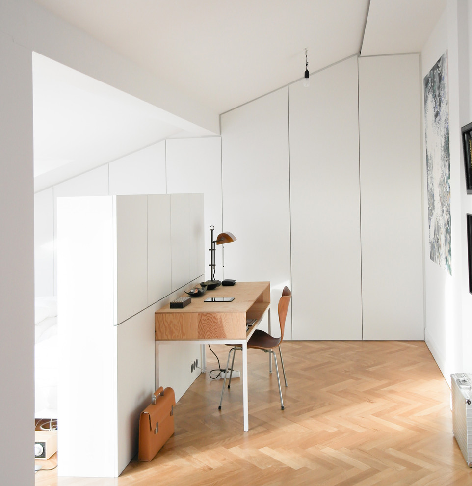 ベルリンにある高級な中くらいなコンテンポラリースタイルのおしゃれな書斎 (白い壁、無垢フローリング、茶色い床、暖炉なし、自立型机) の写真