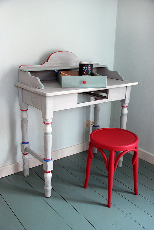 Imagen de despacho contemporáneo de tamaño medio con paredes grises, suelo de madera clara, escritorio independiente y suelo azul