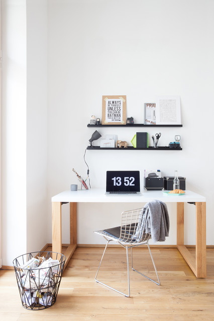 Geradliniger Schreibtisch in Weiß mit Rahmenbeinen - Skandinavisch -  Arbeitszimmer - Berlin - von User | Houzz