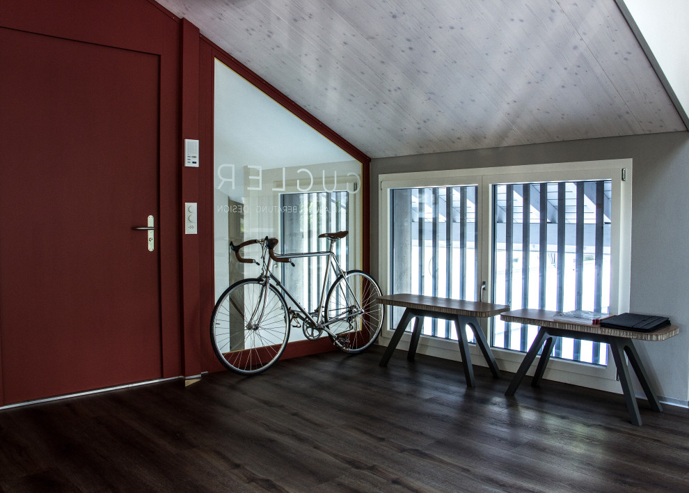 Foto di uno studio minimal con pavimento in vinile e pavimento marrone