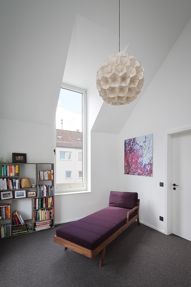 Kleines Modernes Lesezimmer ohne Kamin mit weißer Wandfarbe, Teppichboden und schwarzem Boden in Stuttgart