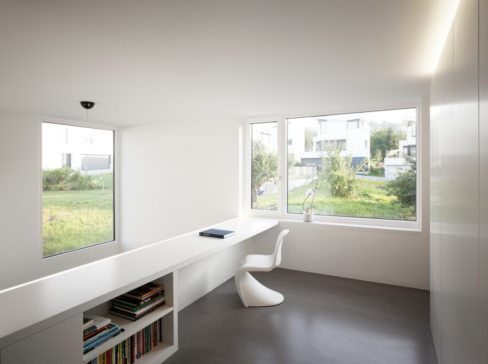 Foto de despacho actual de tamaño medio sin chimenea con paredes blancas, escritorio empotrado y suelo de linóleo