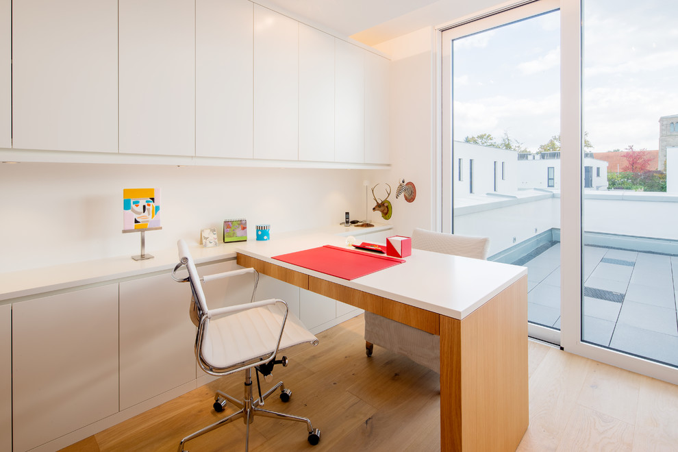 Foto di un ufficio contemporaneo di medie dimensioni con pareti bianche, pavimento in legno massello medio, scrivania incassata, pavimento beige e nessun camino