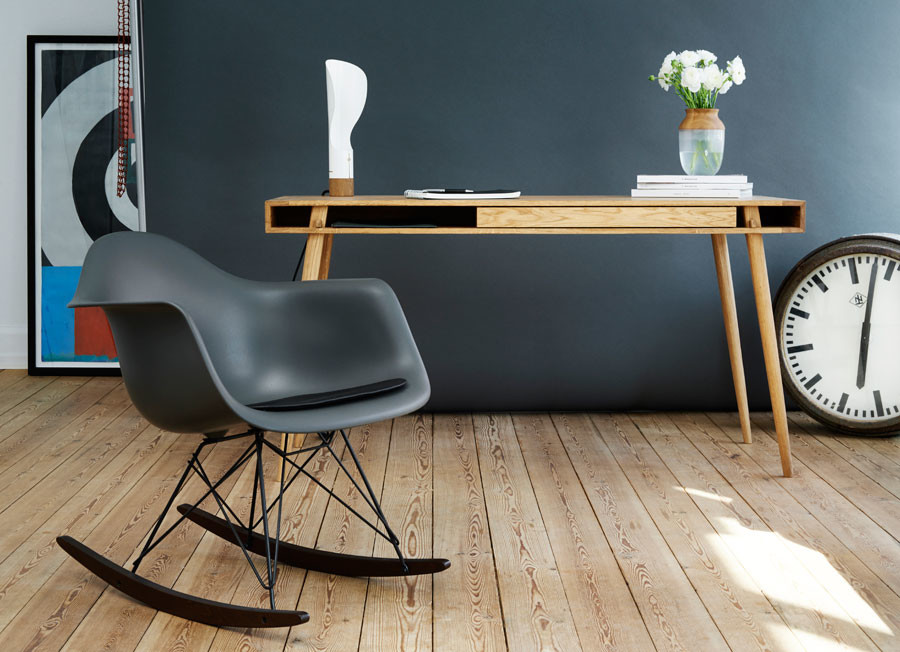 Inspiration för ett mellanstort minimalistiskt hemmastudio, med bruna väggar, betonggolv, en hängande öppen spis, en spiselkrans i trä, ett fristående skrivbord och blått golv