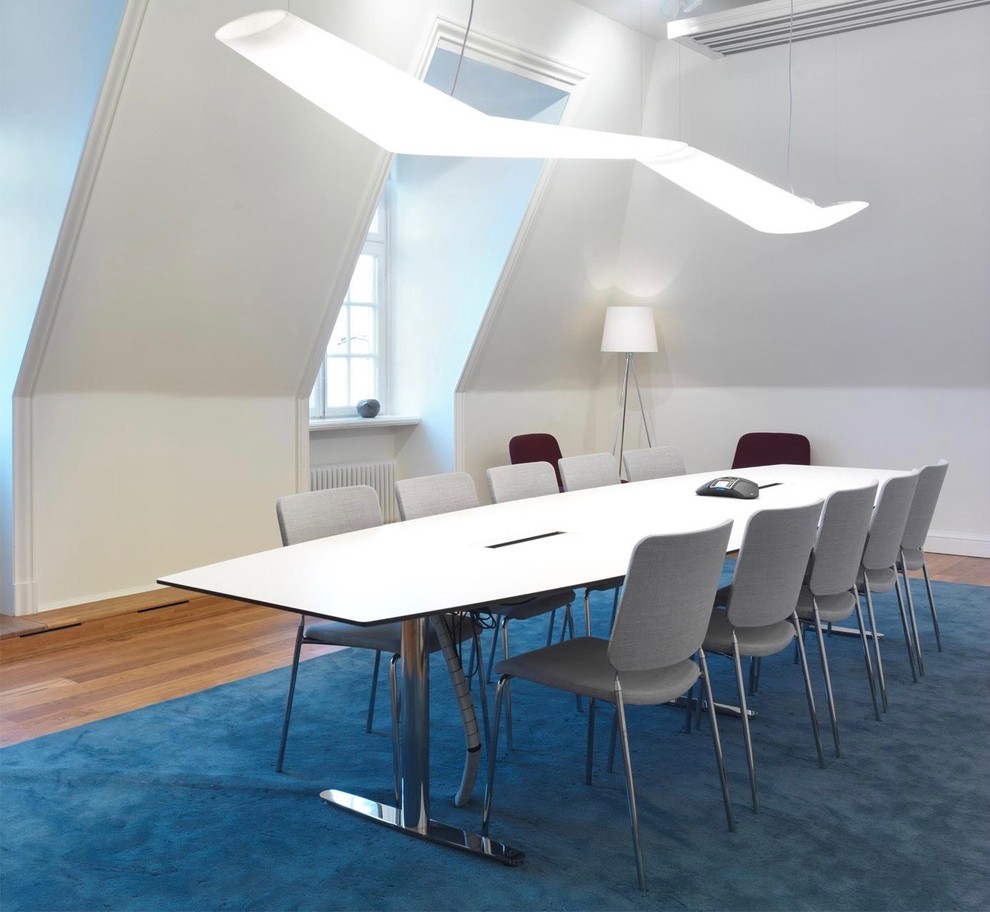 Foto di un'ampia sala da pranzo design con pareti bianche, moquette e pavimento blu