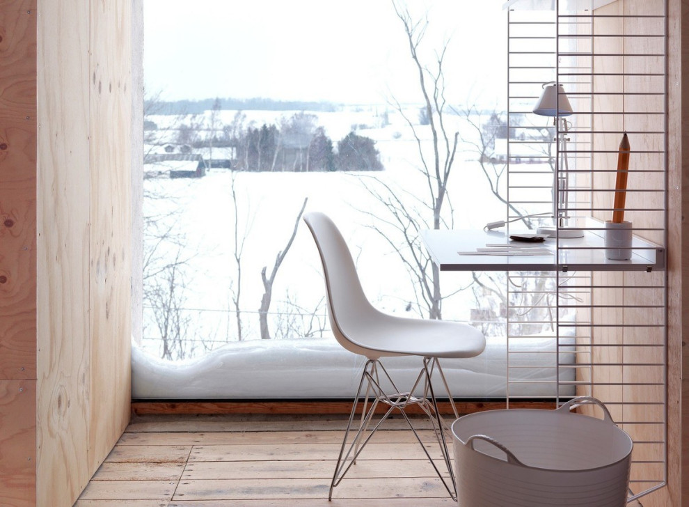 Kleines Modernes Arbeitszimmer mit Arbeitsplatz, gebeiztem Holzboden, Einbau-Schreibtisch und Holzwänden in Hamburg