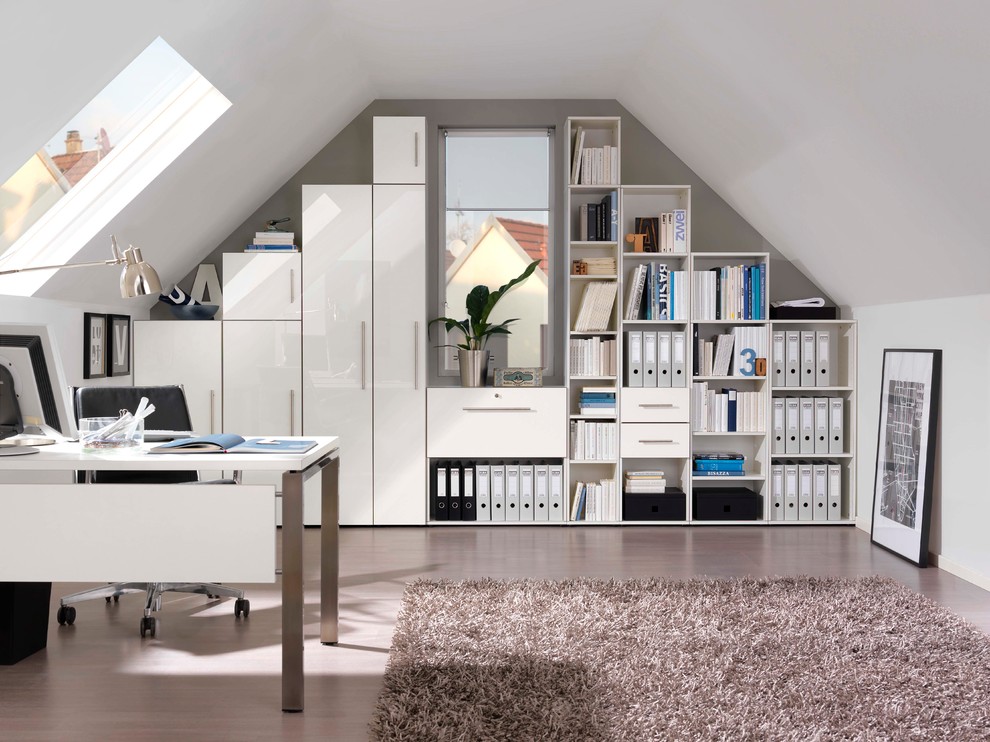 Esempio di un ufficio minimal di medie dimensioni con scrivania autoportante, pareti bianche, nessun camino e pavimento beige