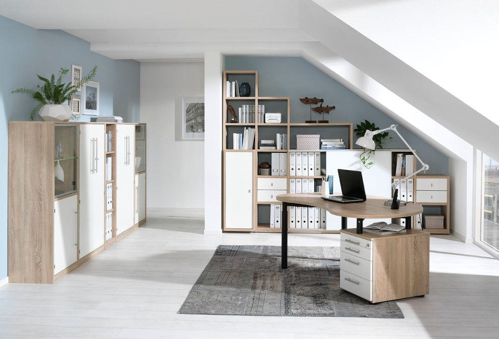 Esempio di un ufficio design di medie dimensioni con scrivania autoportante, pareti bianche, parquet chiaro, nessun camino e pavimento beige