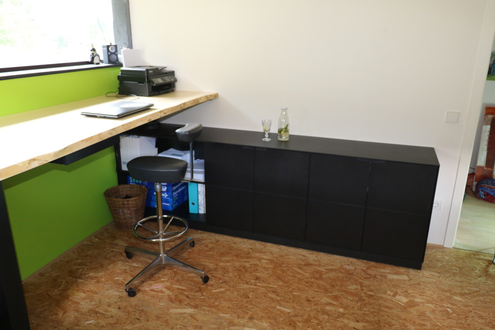 Mittelgroßes Modernes Arbeitszimmer ohne Kamin mit Arbeitsplatz, weißer Wandfarbe, Sperrholzboden, Einbau-Schreibtisch und braunem Boden in München
