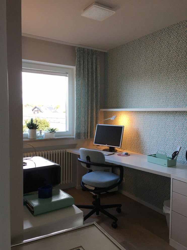 Exemple d'un bureau nature de taille moyenne avec un mur vert, un sol en bois brun, un bureau intégré, un sol marron, du papier peint et un plafond en papier peint.