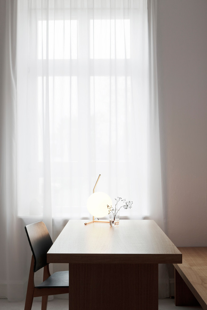 Idée de décoration pour un bureau minimaliste de taille moyenne avec un mur gris, sol en béton ciré, un bureau indépendant et un sol blanc.