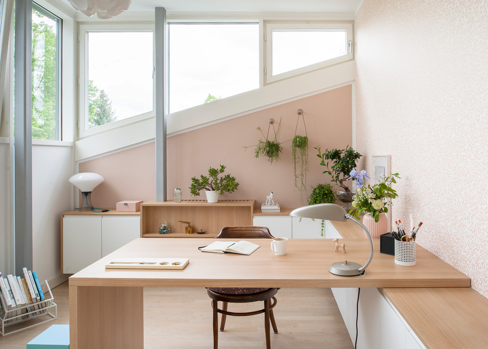 Источник вдохновения для домашнего уюта: рабочее место среднего размера в современном стиле с розовыми стенами, светлым паркетным полом, встроенным рабочим столом и бежевым полом