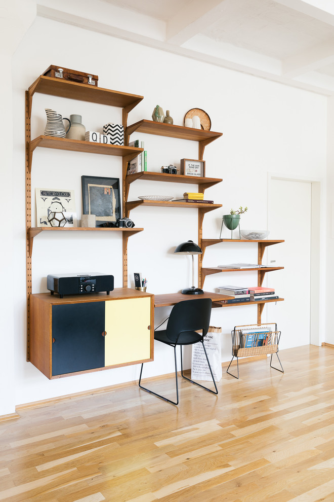 Idée de décoration pour un petit bureau vintage avec un mur blanc, un sol en bois brun, aucune cheminée, un bureau intégré et un sol marron.