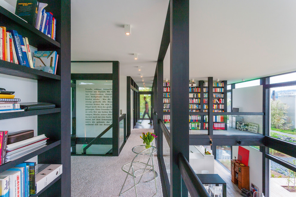 Источник вдохновения для домашнего уюта: огромный домашняя библиотека в современном стиле