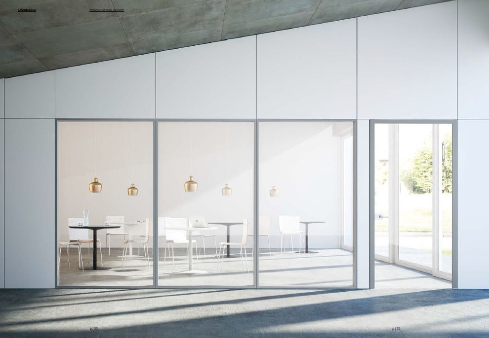 Réalisation d'un très grand bureau minimaliste de type studio avec un mur blanc, moquette, un bureau indépendant et un sol gris.