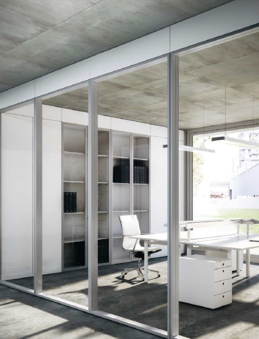 Immagine di un ampio atelier moderno con pareti bianche, pavimento in gres porcellanato, scrivania autoportante e pavimento grigio