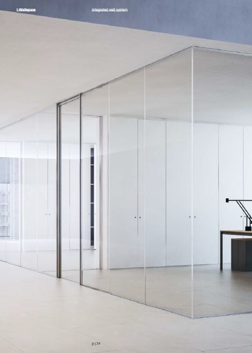 Foto di un ampio atelier moderno con pareti bianche, pavimento in gres porcellanato, scrivania autoportante e pavimento beige