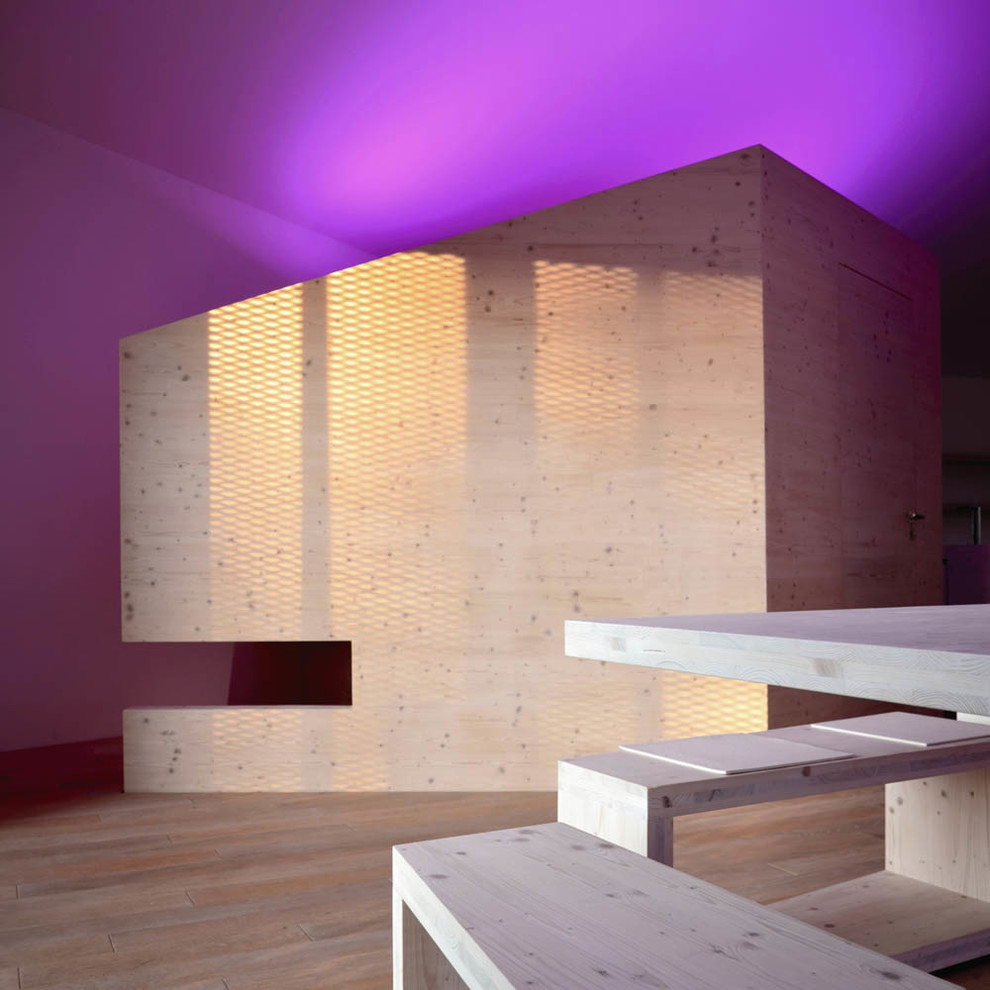 Imagen de despacho contemporáneo de tamaño medio con paredes multicolor, suelo de madera en tonos medios y escritorio empotrado