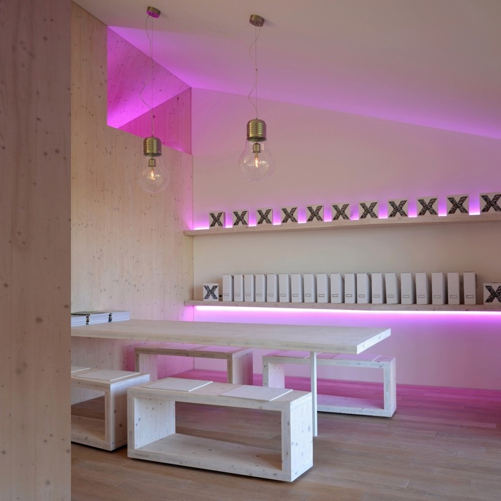 Immagine di un atelier design di medie dimensioni con pareti multicolore, pavimento in legno massello medio e scrivania incassata