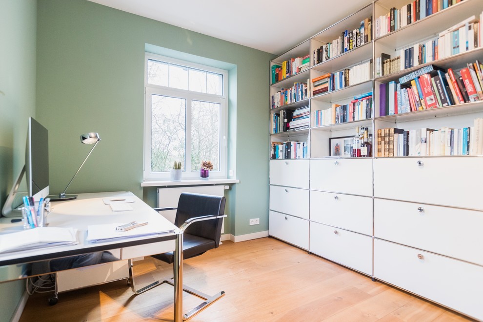Inspiration pour un bureau design de taille moyenne avec un mur vert, un sol en bois brun et un bureau indépendant.