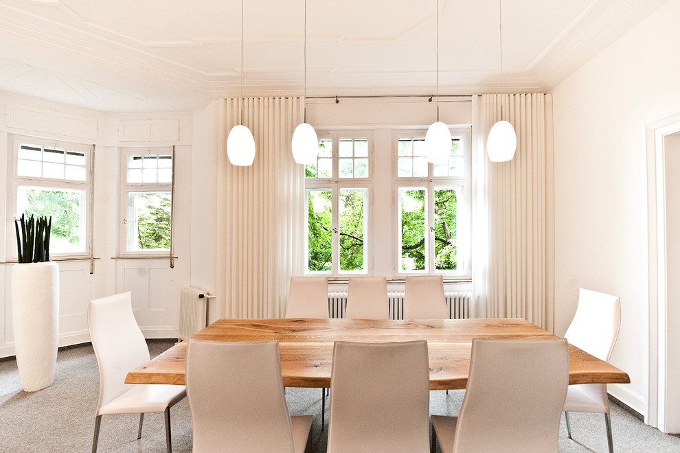 Ispirazione per una sala da pranzo minimal con pareti bianche e moquette