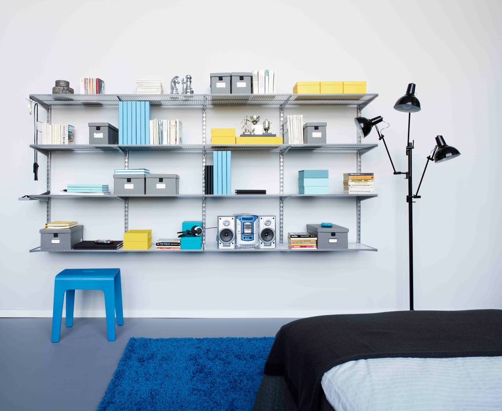 Inspiration för ett minimalistiskt arbetsrum, med grå väggar
