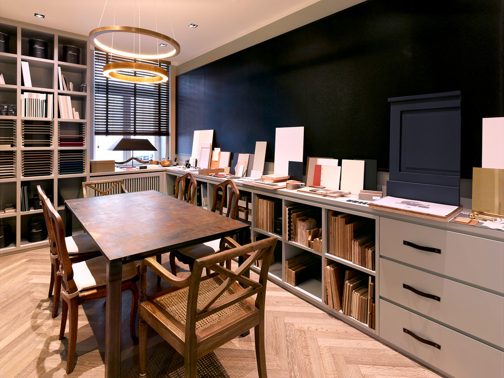 Modelo de despacho clásico grande con suelo de madera en tonos medios, paredes grises y escritorio independiente