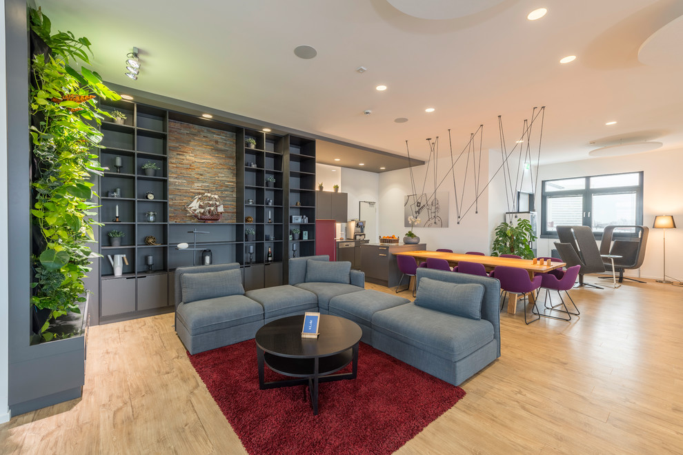 Modelo de despacho minimalista con paredes blancas, suelo de linóleo y suelo marrón
