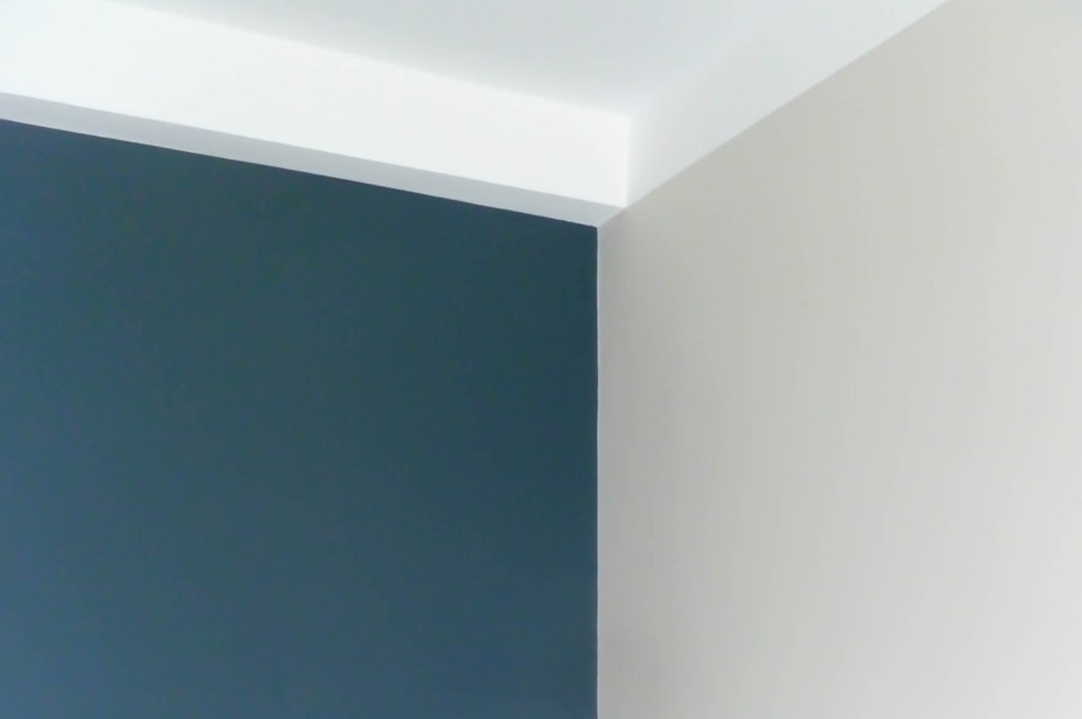 На фото: кабинет среднего размера в современном стиле с синими стенами с