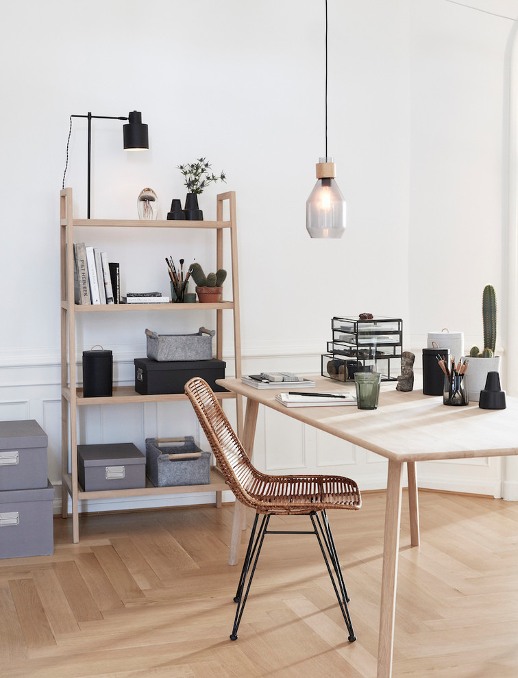 Inspiration för mellanstora skandinaviska hemmabibliotek, med vita väggar, ljust trägolv och ett fristående skrivbord