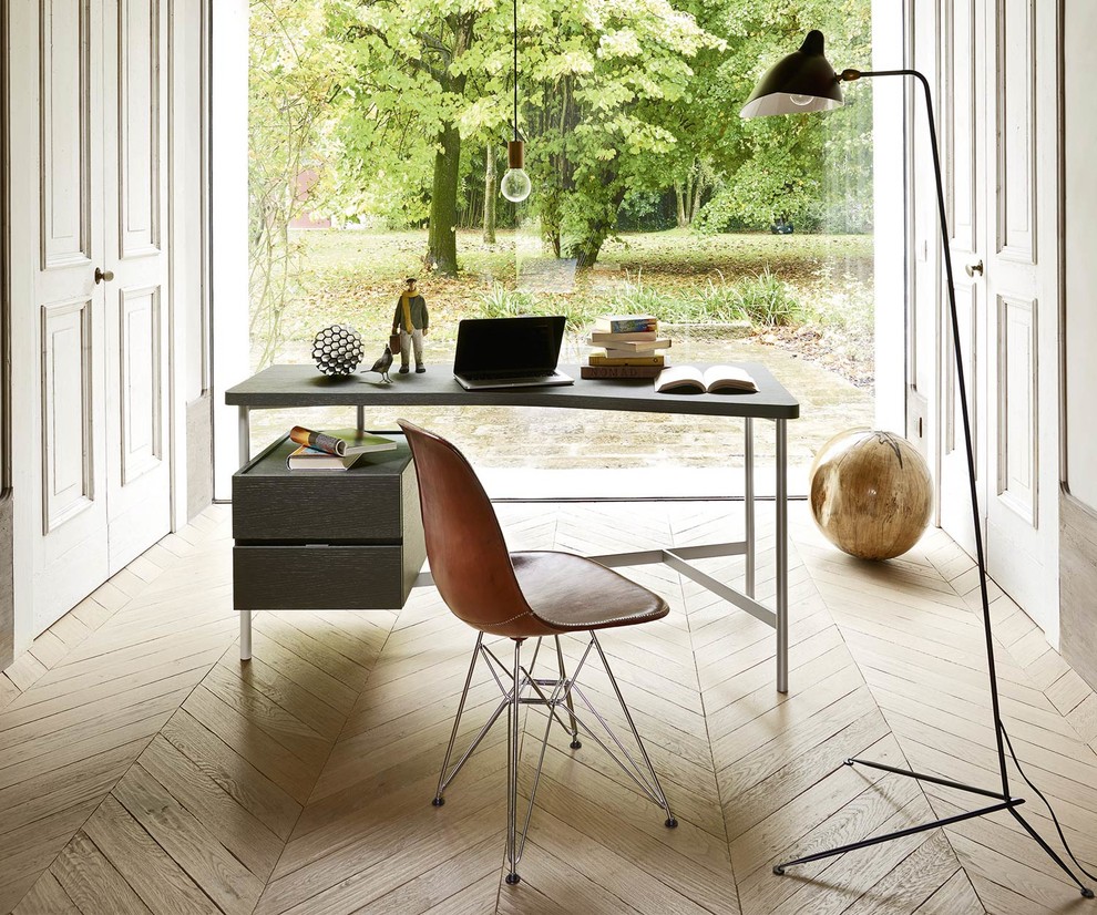 Ejemplo de despacho actual pequeño sin chimenea con paredes blancas, suelo de madera clara, escritorio independiente y suelo beige