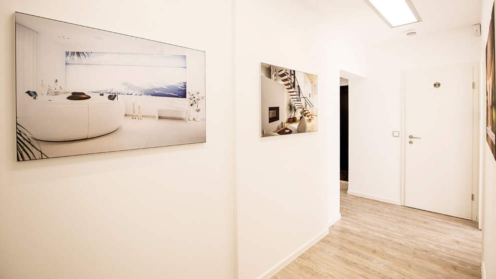 Modernes Arbeitszimmer mit weißer Wandfarbe in Dortmund